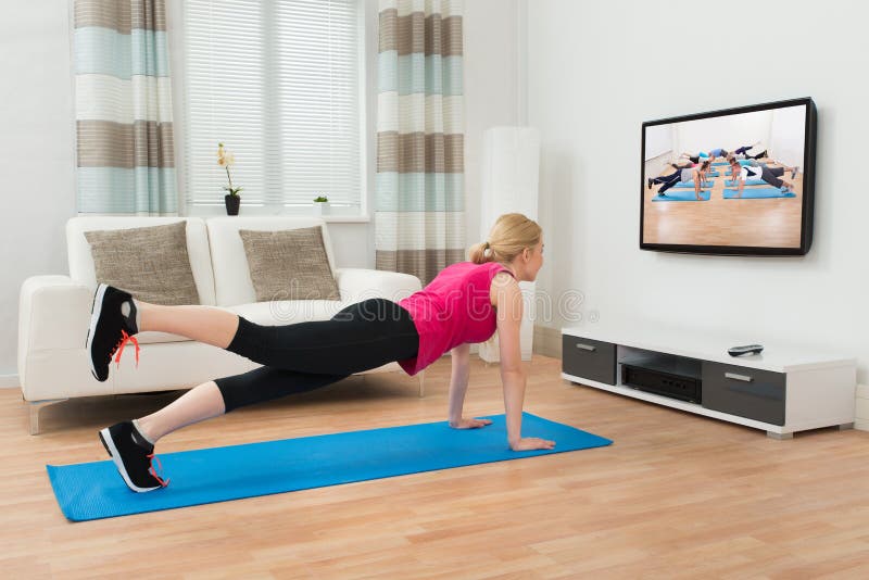 Γυναίκα που κάνει Workout στο εσωτερικό στοκ εικόνα Γυναίκα που κάνει Workout στο εσωτερικό στοκ εικόνα