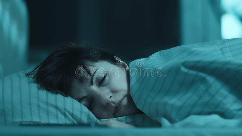γυναίκα που κοιμάται τη νύχτα καλυμμένη με κουβέρτα κινούμενη κάμερα φιλμ μικρού μήκους