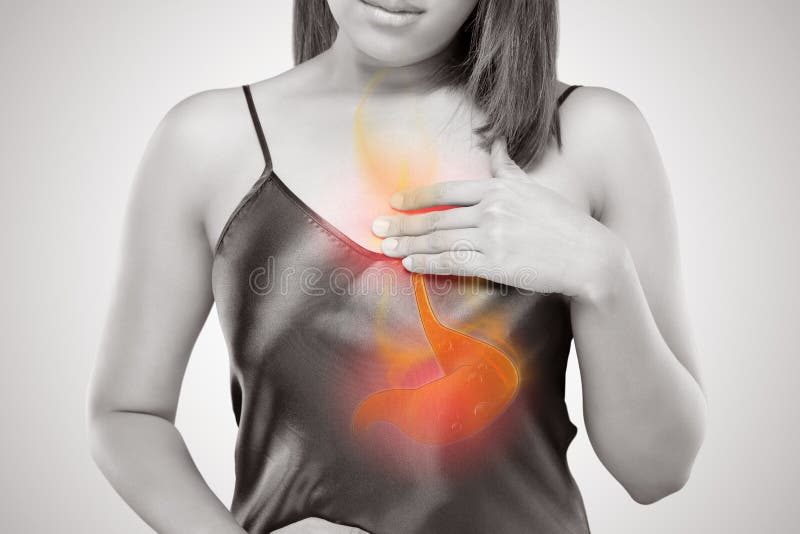 Γυναίκα που πάσχει από όξινο reflux ή την καούρα στο γκρίζο κλίμα στοκ εικόνα Γυναίκα που πάσχει από όξινο reflux ή την καούρα στο γκρίζο κλίμα στοκ εικόνα