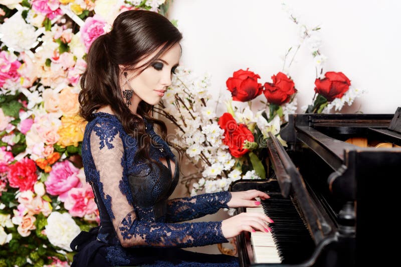 Γυναίκα που παίζει το πιάνο στο υπόβαθρο λουλουδιών