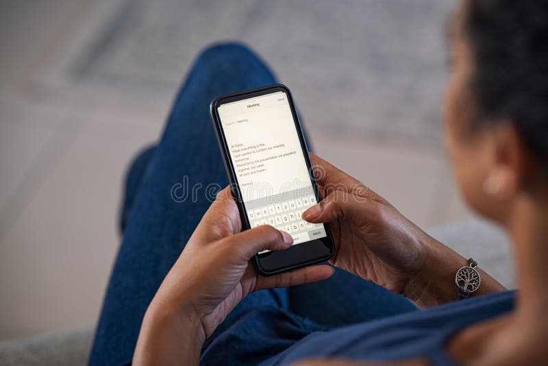 γυναίκα που πληκτρολογεί email στο smartphone στοκ εικόνα