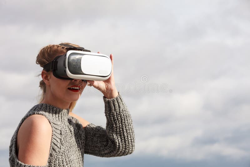 Γυναίκα που φορά VR έξω στοκ εικόνες Γυναίκα που φορά VR έξω στοκ εικόνες