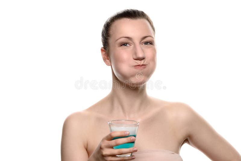 Γυναίκα που χρησιμοποιεί mouthwash κατά τη διάρκεια της προφορικής ρουτίνας υγιεινής στοκ εικόνα με δικαίωμα ελεύθερης χρήσης Γυναίκα που χρησιμοποιεί mouthwash κατά τη διάρκεια της προφορικής ρουτίνας υγιεινής στοκ εικόνα με δικαίωμα ελεύθερης χρήσης