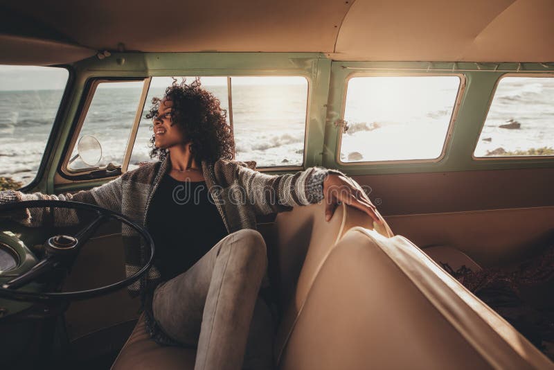 Γυναίκα στη χαλάρωση roadtrip στο φορτηγό στοκ φωτογραφία με δικαίωμα ελεύθερης χρήσης Γυναίκα στη χαλάρωση roadtrip στο φορτηγό στοκ φωτογραφία με δικαίωμα ελεύθερης χρήσης