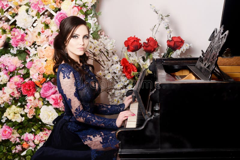 Γυναίκα στο μπλε φόρεμα δαντελλών βαθιά που παίζει το πιάνο και τα λουλούδια διανυσματικός τρύγος ύφους απεικόνισης αναδρομικός