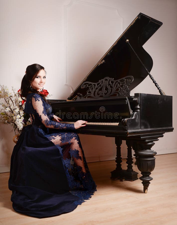 Γυναίκα στο μπλε φόρεμα δαντελλών βαθιά που παίζει το πιάνο και τα λουλούδια διανυσματικός τρύγος ύφους απεικόνισης αναδρομικός