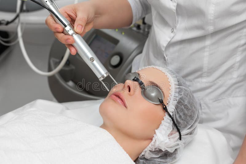 Γυναίκα στο υγιές beauty spa σαλόνι στοκ φωτογραφία με δικαίωμα ελεύθερης χρήσης Γυναίκα στο υγιές beauty spa σαλόνι στοκ φωτογραφία με δικαίωμα ελεύθερης χρήσης