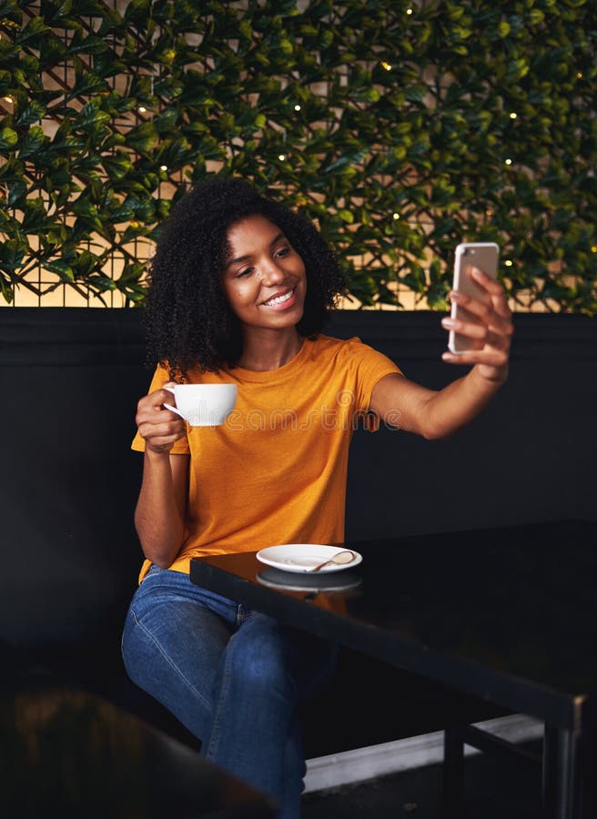 Γυναίκα στον καφέ που παίρνει selfie στο smartphone στοκ εικόνα με δικαίωμα ελεύθερης χρήσης Γυναίκα στον καφέ που παίρνει selfie στο smartphone στοκ εικόνα με δικαίωμα ελεύθερης χρήσης