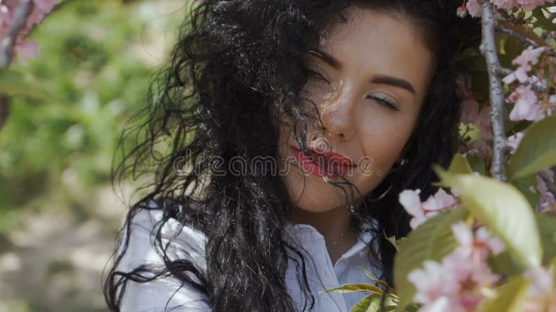 Γυναίκα της Νίκαιας μεταξύ των λουλουδιών φιλμ μικρού μήκους