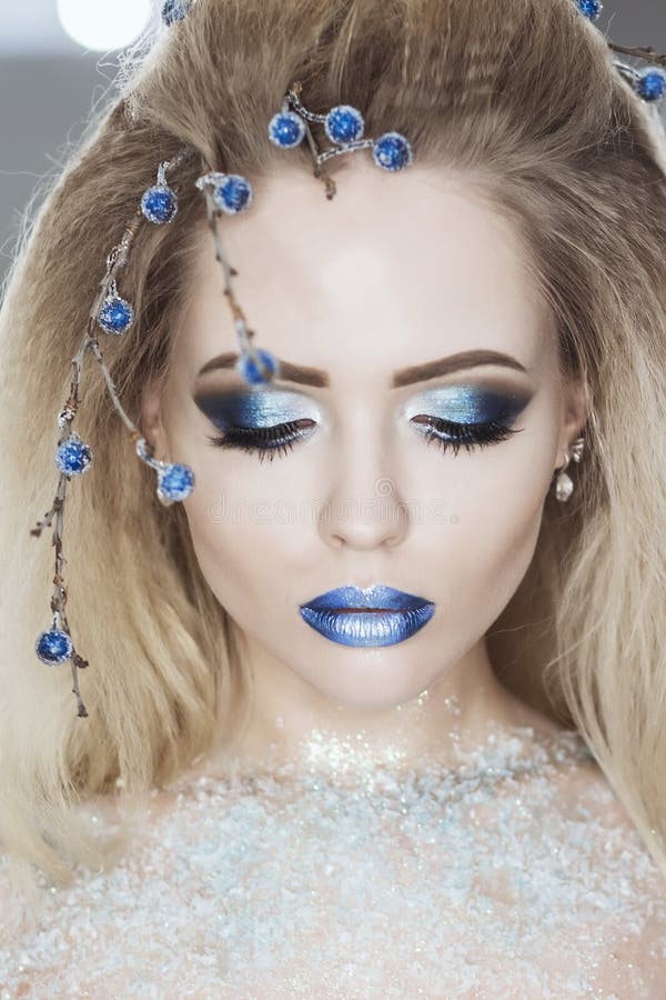 Γυναίκα χειμερινής ομορφιάς Κορίτσι Makeup Χριστουγέννων Σύνθεση διακοπών Χιόνι βασίλισσα High Fashion Portrait πέρα από το μπλε στοκ φωτογραφίες Γυναίκα χειμερινής ομορφιάς Κορίτσι Makeup Χριστουγέννων Σύνθεση διακοπών Χιόνι βασίλισσα High Fashion Portrait πέρα από το μπλε στοκ φωτογραφίες