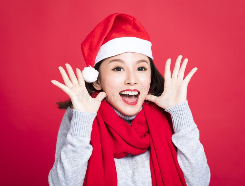Γυναίκα Χριστουγέννων που φορά το καπέλο santa και έκπληκτη στοκ φωτογραφία με δικαίωμα ελεύθερης χρήσης