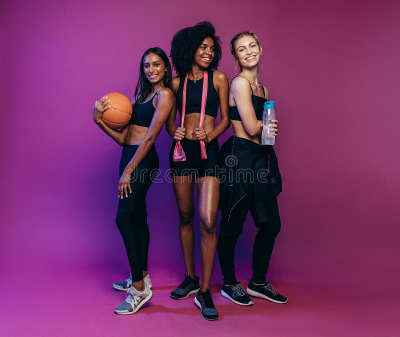Γυναίκες sportswear στο στούντιο ικανότητας στοκ εικόνα Γυναίκες sportswear στο στούντιο ικανότητας στοκ εικόνα