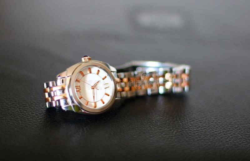 Γυναίκες wristwatch στοκ φωτογραφία με δικαίωμα ελεύθερης χρήσης Γυναίκες wristwatch στοκ φωτογραφία με δικαίωμα ελεύθερης χρήσης