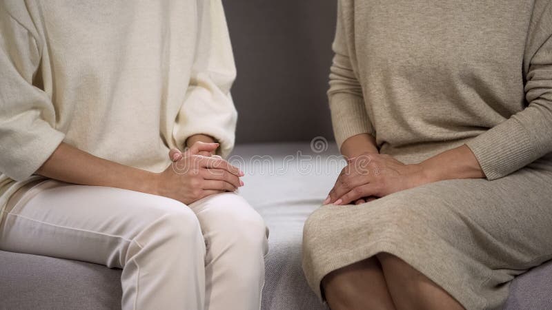 Γυναίκες κινηματογραφήσεων σε πρώτο πλάνο που κάθονται στον καναπέ που έχει τη σημαντική συνομιλία, οικογενειακές σχέσεις στοκ φωτογραφίες Γυναίκες κινηματογραφήσεων σε πρώτο πλάνο που κάθονται στον καναπέ που έχει τη σημαντική συνομιλία, οικογενειακές σχέσεις στοκ φωτογραφίες