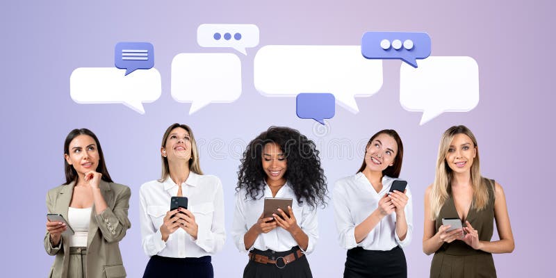 γυναικεία πορτρέτα με συσκευές στη σειρά mock text messag στοκ εικόνα με δικαίωμα ελεύθερης χρήσης