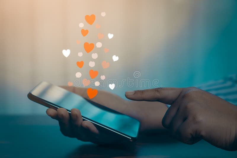 γυναικεία χέρια με χρήση κινητού smartphone με εφαρμογή social love. ελεύθερη απεικόνιση δικαιώματος