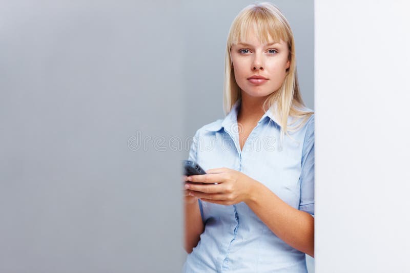γυναικείο smartphone και πορτραίτο στο στούντιο για εταιρική σταδιοδρομία με τα μέσα κοινωνικής δικτύωσης σε μακέτα. περηφάνια και στοκ φωτογραφία με δικαίωμα ελεύθερης χρήσης