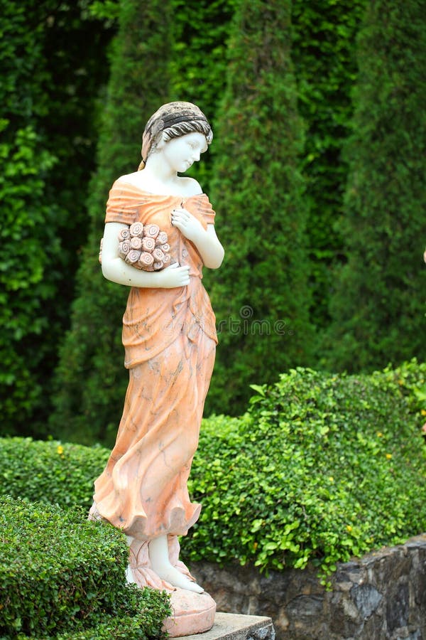 Άγαλμα μιας κυρίας στον κήπο στοκ φωτογραφία με δικαίωμα ελεύθερης χρήσης