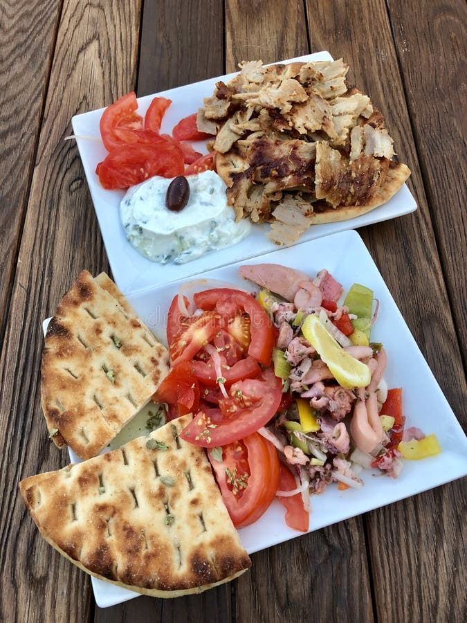 Γυροσκόπια και τρόφιμα σαλάτας χταποδιών υγιών και ζωηρόχρωμων ελληνικά στοκ φωτογραφίες