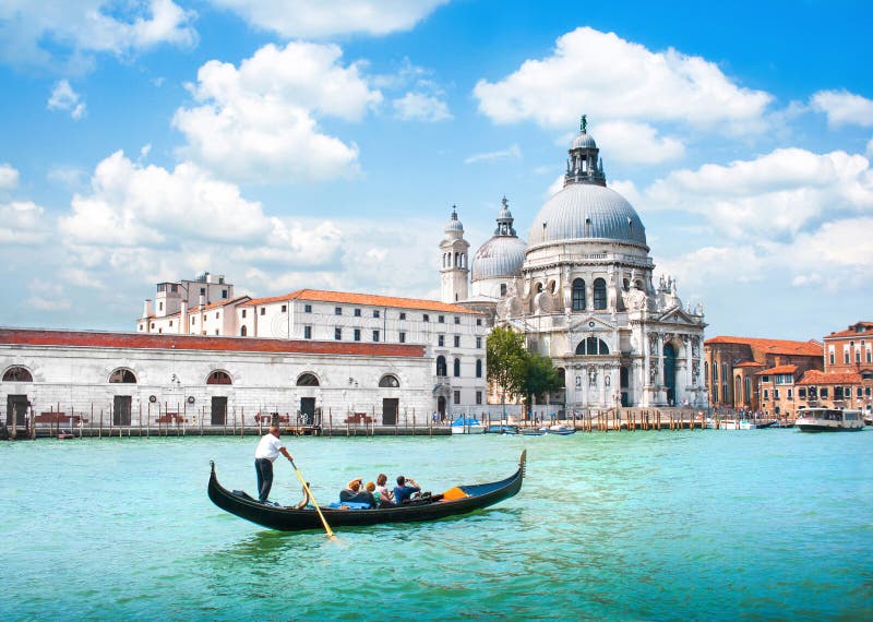 Γόνδολα στο κανάλι Grande με το χαιρετισμό della Di Σάντα Μαρία βασιλικών, Βενετία, Ιταλία