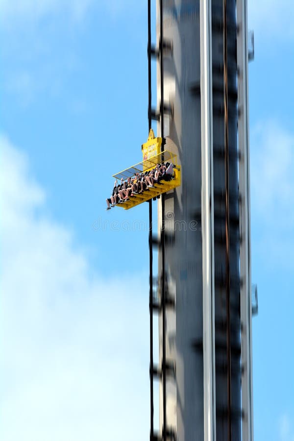 Γύροι ανθρώπων στο γιγαντιαίο γύρο πτώσης Dreamworld στο Gold Coast Queensland Αυστραλία στοκ εικόνα Γύροι ανθρώπων στο γιγαντιαίο γύρο πτώσης Dreamworld στο Gold Coast Queensland Αυστραλία στοκ εικόνα