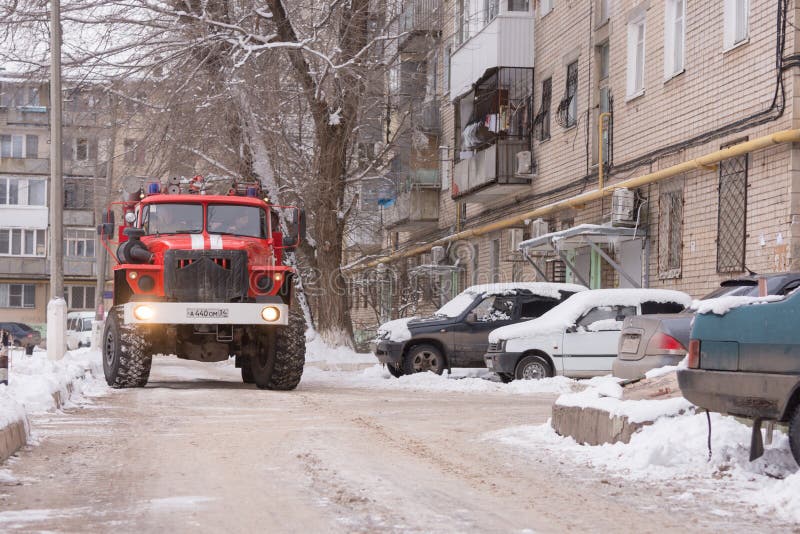 Γύροι αυτοκινήτων υπηρεσιών πυρόσβεσης στο προαύλιο των πολυκατοικιών στοκ φωτογραφία με δικαίωμα ελεύθερης χρήσης Γύροι αυτοκινήτων υπηρεσιών πυρόσβεσης στο προαύλιο των πολυκατοικιών στοκ φωτογραφία με δικαίωμα ελεύθερης χρήσης