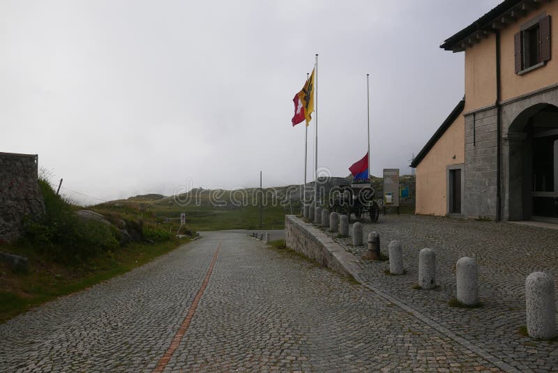δ. gotthard pass ticino και uri σημαίες ελβετία στοκ εικόνες