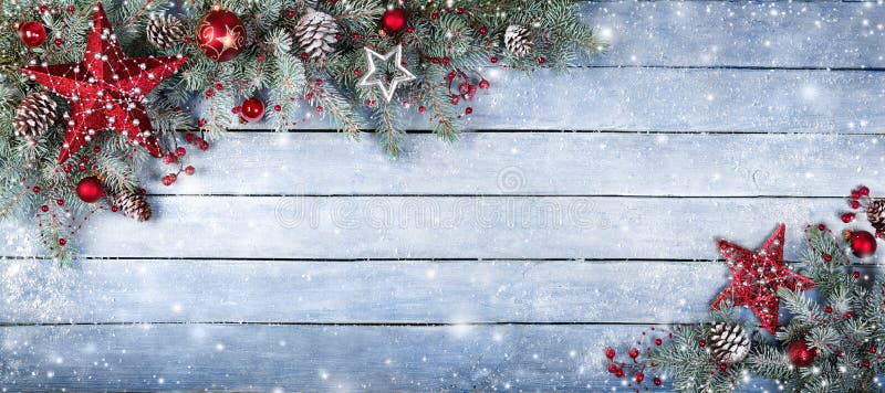 Δέντρο έλατου Χριστουγέννων στο ξύλινο υπόβαθρο