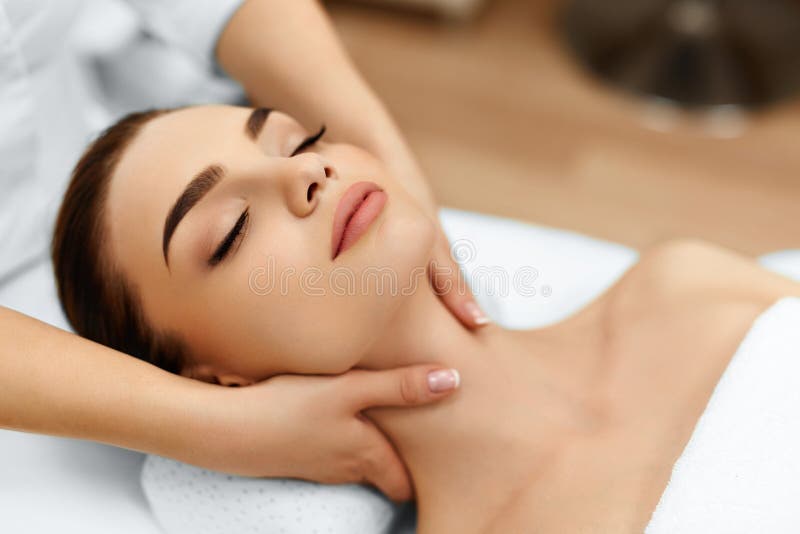 Δέρμα, προσοχή σώματος Woman Getting Beauty Spa μασάζ προσώπου Treatmen στοκ φωτογραφία με δικαίωμα ελεύθερης χρήσης Δέρμα, προσοχή σώματος Woman Getting Beauty Spa μασάζ προσώπου Treatmen στοκ φωτογραφία με δικαίωμα ελεύθερης χρήσης
