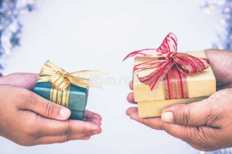 Δίνοντας το κιβώτιο δώρων μέσα με τα χέρια τις ειδικές ημέρες για το ειδικό διαστημικό υπόβαθρο προσώπων και αντιγράφων στοκ φωτογραφία με δικαίωμα ελεύθερης χρήσης Δίνοντας το κιβώτιο δώρων μέσα με τα χέρια τις ειδικές ημέρες για το ειδικό διαστημικό υπόβαθρο προσώπων και αντιγράφων στοκ φωτογραφία με δικαίωμα ελεύθερης χρήσης