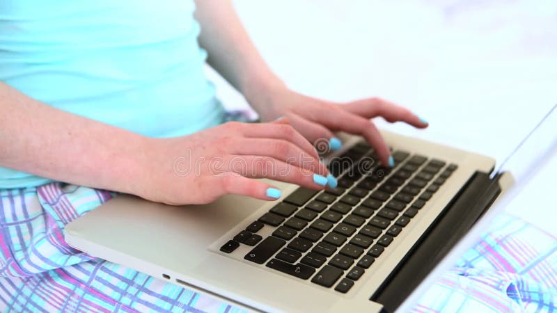 Δακτυλογράφηση γυναικών στο lap-top της απόθεμα βίντεο