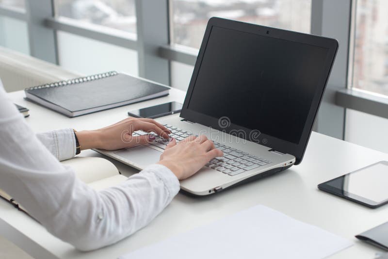 Δακτυλογράφηση επιχειρηματιών στο lap-top στην εργασία γυναικών εργασιακών χώρων στο πληκτρολόγιο χεριών γραφείων στοκ φωτογραφία Δακτυλογράφηση επιχειρηματιών στο lap-top στην εργασία γυναικών εργασιακών χώρων στο πληκτρολόγιο χεριών γραφείων στοκ φωτογραφία