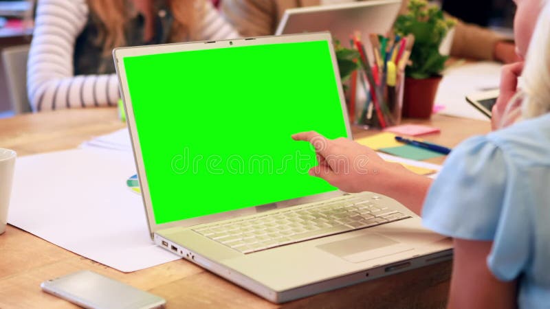 Δακτυλογράφηση επιχειρησιακών γυναικών στο lap-top κατά τη διάρκεια της συνεδρίασης απόθεμα βίντεο