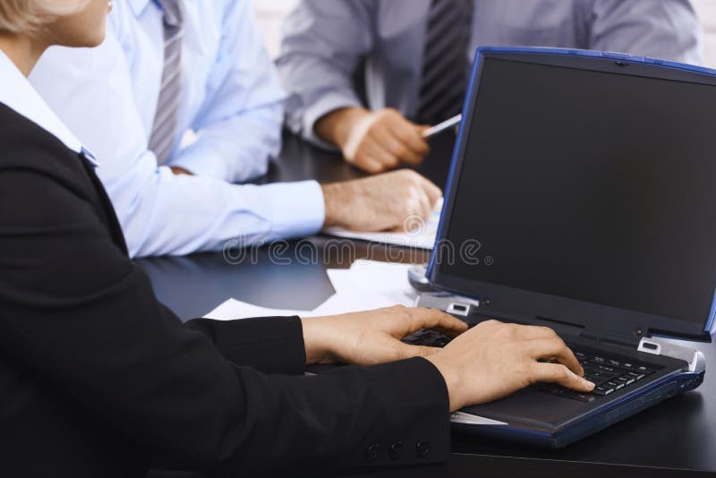 δακτυλογράφηση lap-top στοκ φωτογραφίες με δικαίωμα ελεύθερης χρήσης