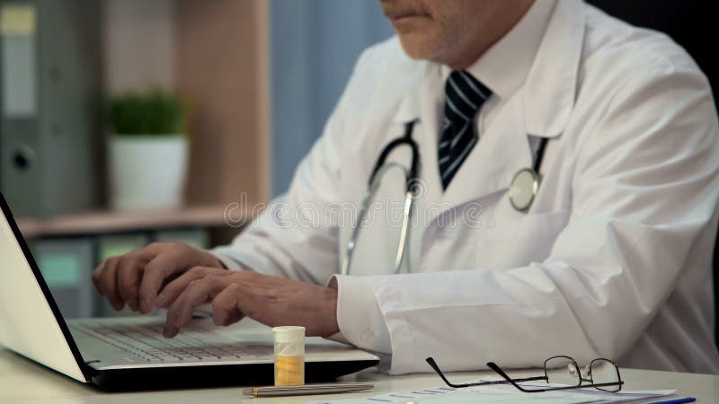 Δακτυλογράφηση φαρμακοποιών στην έρευνα lap-top για τα νέα φάρμακα, ανάπτυξη ιατρικής στοκ φωτογραφία με δικαίωμα ελεύθερης χρήσης Δακτυλογράφηση φαρμακοποιών στην έρευνα lap-top για τα νέα φάρμακα, ανάπτυξη ιατρικής στοκ φωτογραφία με δικαίωμα ελεύθερης χρήσης