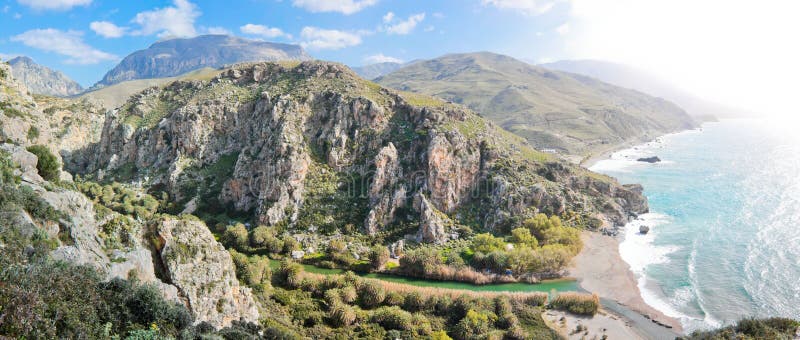 δασικό preveli φοινικών λιμνών στοκ φωτογραφία με δικαίωμα ελεύθερης χρήσης δασικό preveli φοινικών λιμνών στοκ φωτογραφία με δικαίωμα ελεύθερης χρήσης