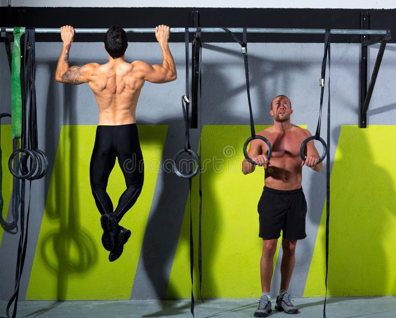 Δαχτυλίδι και toe εμβύθισης Crossfit στα άτομα ατόμων τράβηγμα-UPS ράβδων στοκ φωτογραφίες Δαχτυλίδι και toe εμβύθισης Crossfit στα άτομα ατόμων τράβηγμα-UPS ράβδων στοκ φωτογραφίες