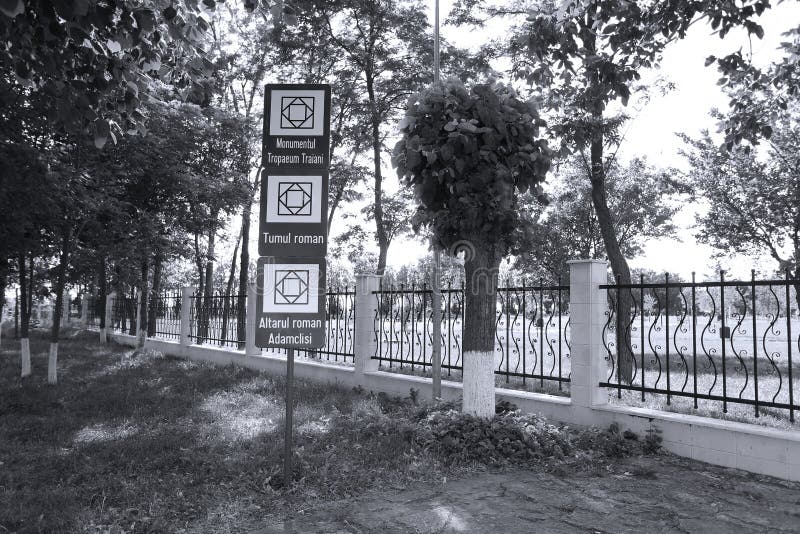 Δείκτες πιάτων οδών Traiani Tropaeum, Ρουμανία στοκ φωτογραφίες
