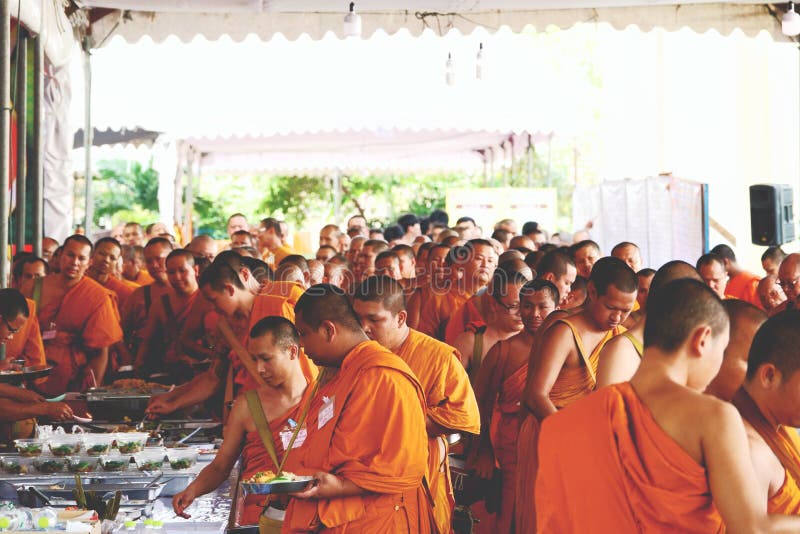 7 Δεκεμβρίου 2018, δρόμος Thep Khunakon, NA Mueang, Chachoengsao, Ταϊλάνδη, ελεημοσύνες μοναχών recept στο πανεπιστήμιο για τους στοκ φωτογραφίες 7 Δεκεμβρίου 2018, δρόμος Thep Khunakon, NA Mueang, Chachoengsao, Ταϊλάνδη, ελεημοσύνες μοναχών recept στο πανεπιστήμιο για τους στοκ φωτογραφίες