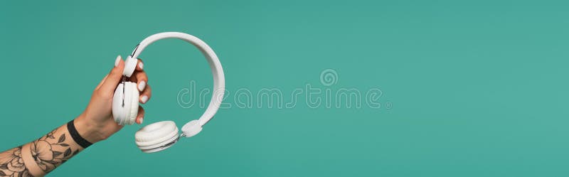 δεμένη εικόνα της νεαρής γυναίκας που έκανε τατουάζ στοκ εικόνα