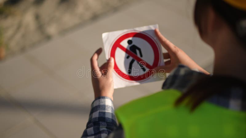 Δεν υπάρχει πινακίδα πεζών που να απεικονίζεται καθαρά στην περιοχή κατασκευής παρακαλώ να είστε προσεκτικοί απόθεμα βίντεο