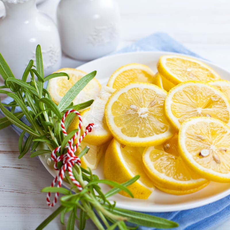 δεντρολίβανο πιάτων λεμ&omicr στοκ φωτογραφίες με δικαίωμα ελεύθερης χρήσης δεντρολίβανο πιάτων λεμ&omicr στοκ φωτογραφίες με δικαίωμα ελεύθερης χρήσης