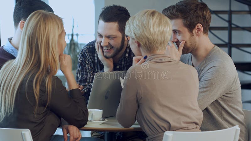 Δημιουργική ομάδα των νέων σχεδιαστών που εργάζονται μαζί στο γραφείο τους κατά τη διάρκεια της άτυπης συνεδρίασης στοκ εικόνες Δημιουργική ομάδα των νέων σχεδιαστών που εργάζονται μαζί στο γραφείο τους κατά τη διάρκεια της άτυπης συνεδρίασης στοκ εικόνες