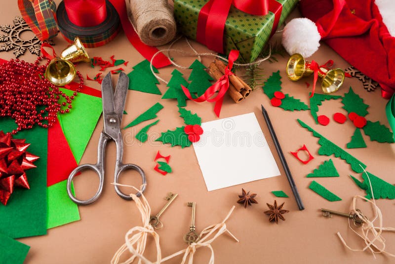 Δημιουργικό diy χόμπι Διακόσμηση Χριστουγέννων της χειροποίητης κάρτας χαιρετισμών στοκ εικόνες Δημιουργικό diy χόμπι Διακόσμηση Χριστουγέννων της χειροποίητης κάρτας χαιρετισμών στοκ εικόνες