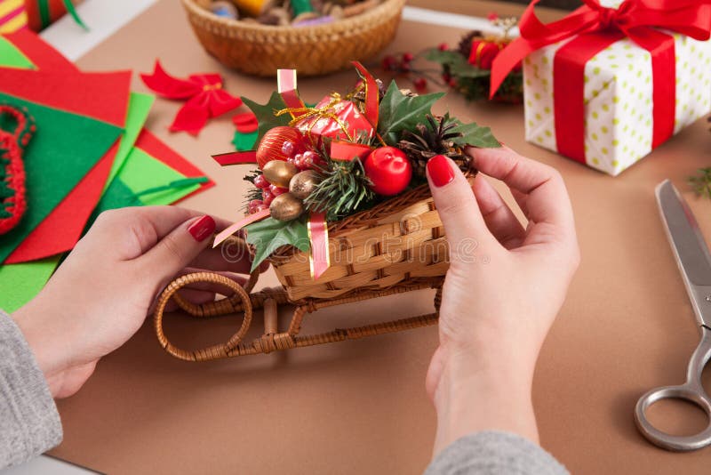 Δημιουργικό diy χόμπι Χειροποίητη διακόσμηση Χριστουγέννων τεχνών, έλκηθρο με τα παιχνίδια και κομψός κλάδος δέντρων στοκ εικόνες Δημιουργικό diy χόμπι Χειροποίητη διακόσμηση Χριστουγέννων τεχνών, έλκηθρο με τα παιχνίδια και κομψός κλάδος δέντρων στοκ εικόνες