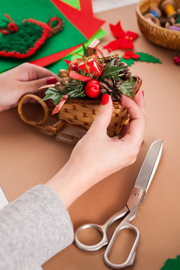 Δημιουργικό diy χόμπι Χειροποίητη διακόσμηση Χριστουγέννων τεχνών, έλκηθρο με τα παιχνίδια και κομψός κλάδος δέντρων στοκ φωτογραφία με δικαίωμα ελεύθερης χρήσης Δημιουργικό diy χόμπι Χειροποίητη διακόσμηση Χριστουγέννων τεχνών, έλκηθρο με τα παιχνίδια και κομψός κλάδος δέντρων στοκ φωτογραφία με δικαίωμα ελεύθερης χρήσης