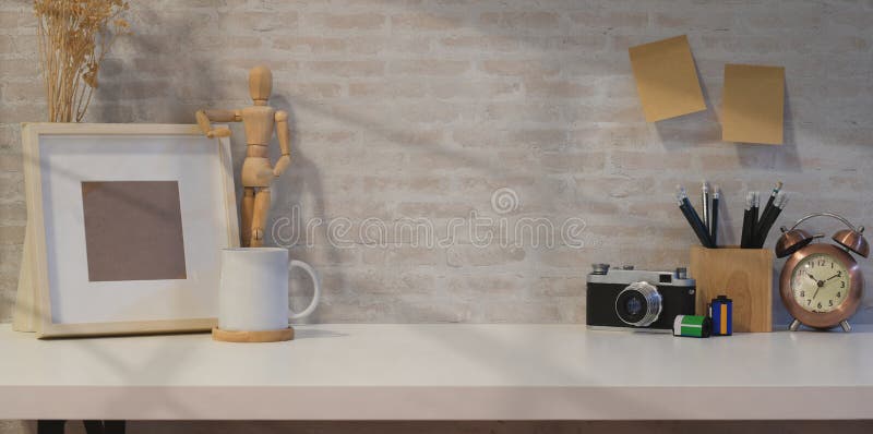 Δημιουργικός εργασιακός χώρος φωτογράφων με τη χλεύη επάνω στο πλαίσιο στοκ φωτογραφία με δικαίωμα ελεύθερης χρήσης Δημιουργικός εργασιακός χώρος φωτογράφων με τη χλεύη επάνω στο πλαίσιο στοκ φωτογραφία με δικαίωμα ελεύθερης χρήσης