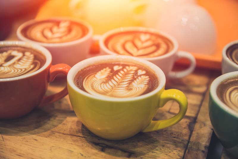 Δημοφιλές ζεστό ποτό τέχνης καφέ latte που εξυπηρετείται στον ξύλινο πίνακα στοκ φωτογραφίες με δικαίωμα ελεύθερης χρήσης Δημοφιλές ζεστό ποτό τέχνης καφέ latte που εξυπηρετείται στον ξύλινο πίνακα στοκ φωτογραφίες με δικαίωμα ελεύθερης χρήσης