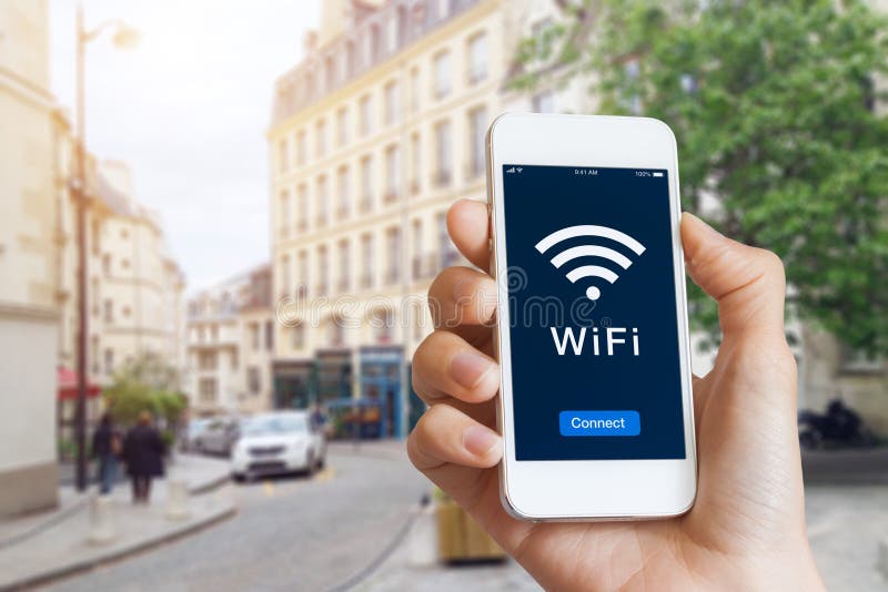 δημόσια σύνδεση wifi hotspot πρόσβαση στο διαδίκτυο μέσω smartphone στοκ φωτογραφία με δικαίωμα ελεύθερης χρήσης