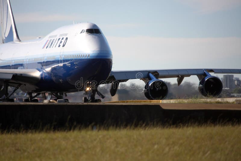 διάδρομος Boeing 747 αερογραμμώ&nu στοκ φωτογραφία διάδρομος Boeing 747 αερογραμμώ&nu στοκ φωτογραφία
